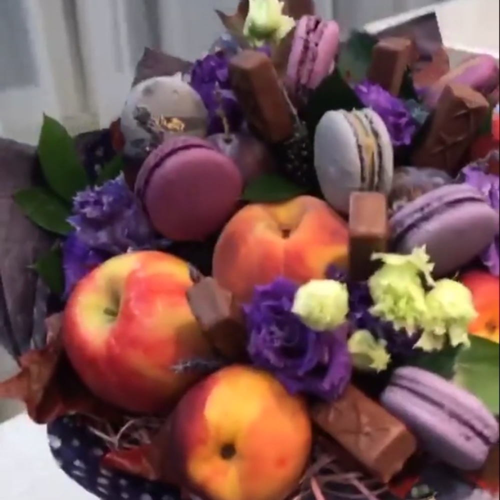 Meet your Posher, Tee